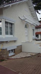 Ravalement de façade 2 tons. Peinture dessous de toit et marquises