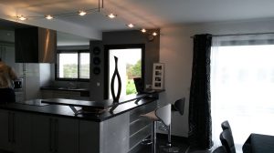 Peintre décorateur sur La Baule Pornichet Presqu‘île Guérandaise, Quellard peinture réalise vos travaux de peinture tels que ravalement de façades, peinture intérieure et extérieure, peinture boiseries, home staging, revêtement de sols, papier peint et entretien de toiture