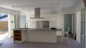 Peintre décorateur sur La Baule Pornichet Presqu‘île Guérandaise, Quellard peinture réalise vos travaux de peinture tels que ravalement de façades, peinture intérieure et extérieure, peinture boiseries, home staging, revêtement de sols, papier peint et entretien de toiture