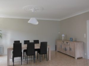 Peintre décorateur sur La Baule Pornichet Presqu‘île Guérandaise, Quellard peinture réalise vos travaux de peinture tels que ravalement de façades, peinture intérieure et extérieure, peinture boiseries, home staging, revêtement de sols, papier peint et entretien de toiture