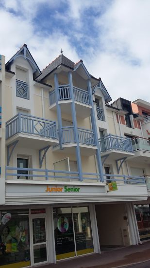 Peintre décorateur sur La Baule Pornichet Presqu‘île Guérandaise, Quellard peinture réalise vos travaux de peinture tels que ravalement de façades, peinture intérieure et extérieure, peinture boiseries, home staging, revêtement de sols, papier peint et entretien de toiture