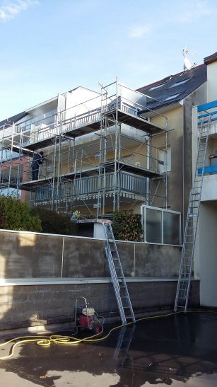 Peintre décorateur sur La Baule Pornichet Presqu‘île Guérandaise, Quellard peinture réalise vos travaux de peinture tels que ravalement de façades, peinture intérieure et extérieure, peinture boiseries, home staging, revêtement de sols, papier peint et entretien de toiture